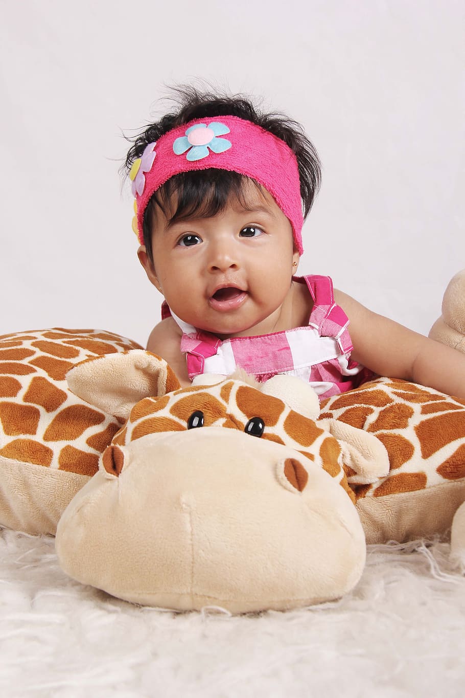 Bebe, Giraffe, Laughing, happy, child, cute, childhood, people HD wallpaper
