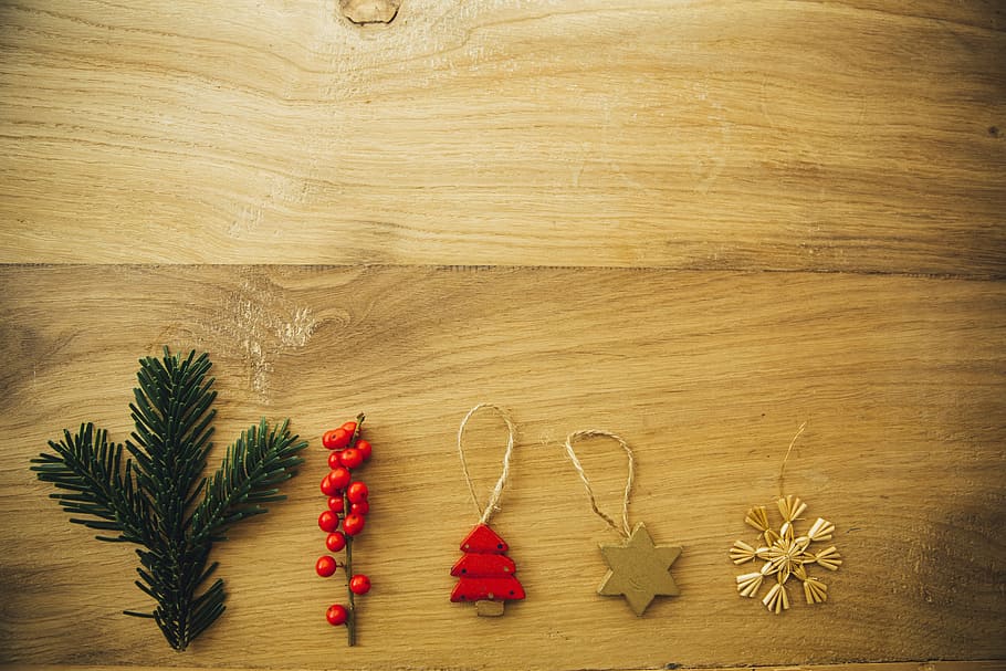 five assorted Christmas tree decors on brown wooden surface, five assorted Christmas decors on wood HD wallpaper