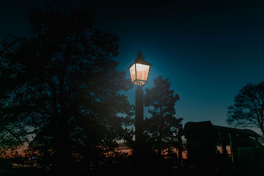 low light photography of light post during nighttime, pole HD wallpaper