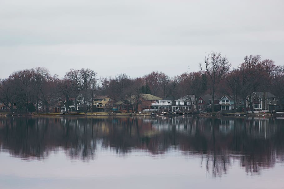houses near lake during daytime, calm body of water near house HD wallpaper