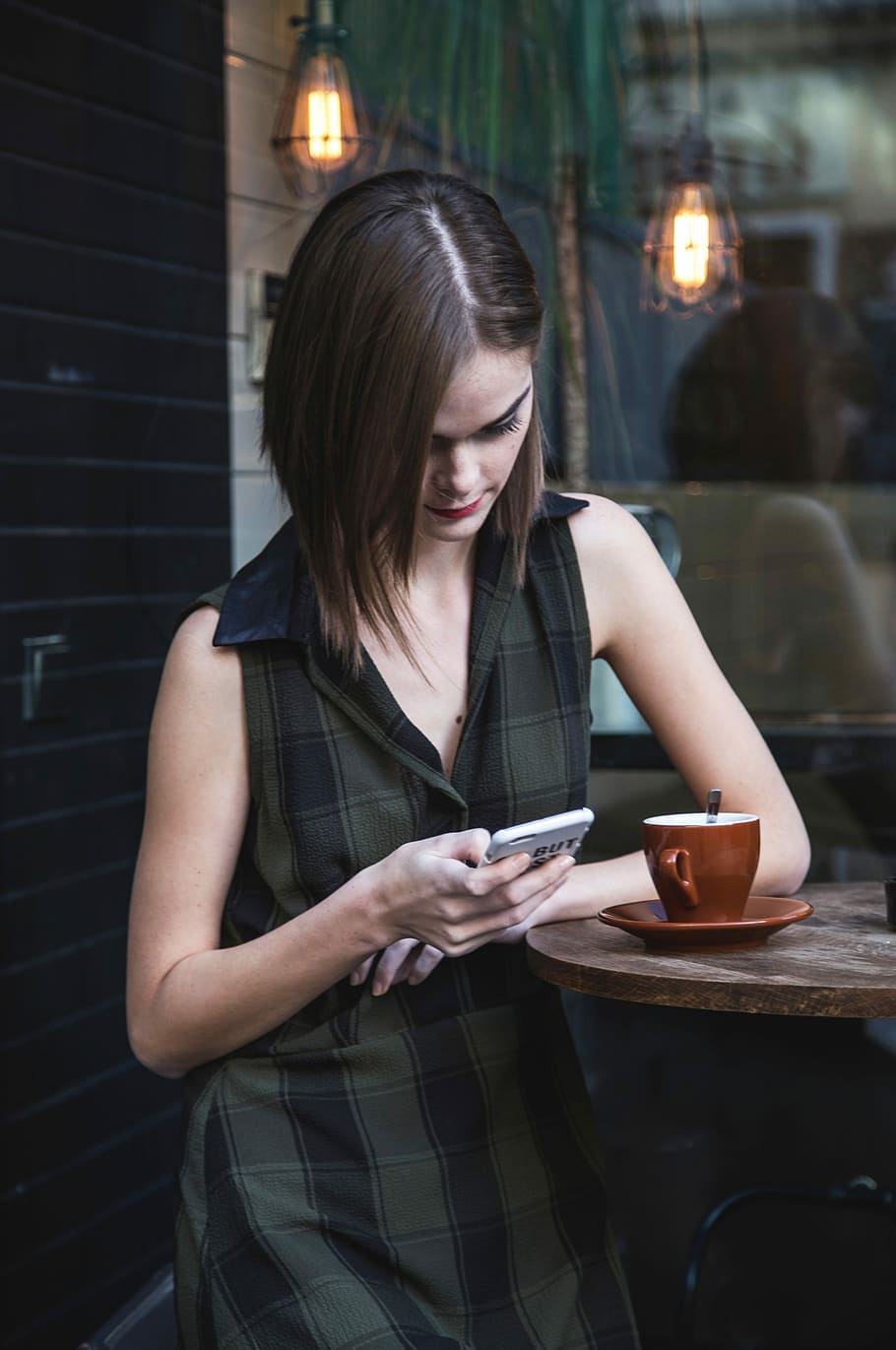 green and black plaid print sleeveless dress, women, mobile Phone HD wallpaper