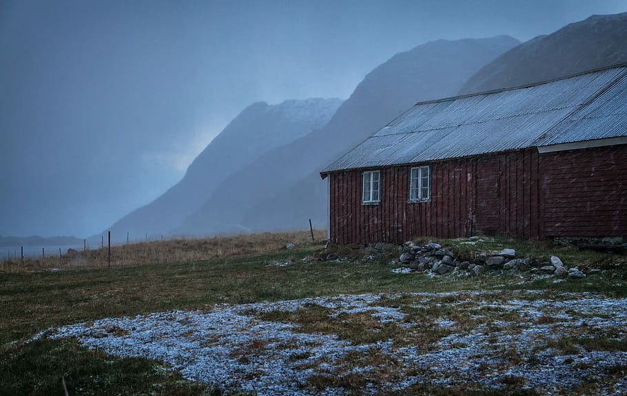 photography of house, barn at the field with mountains at the distance HD wallpaper