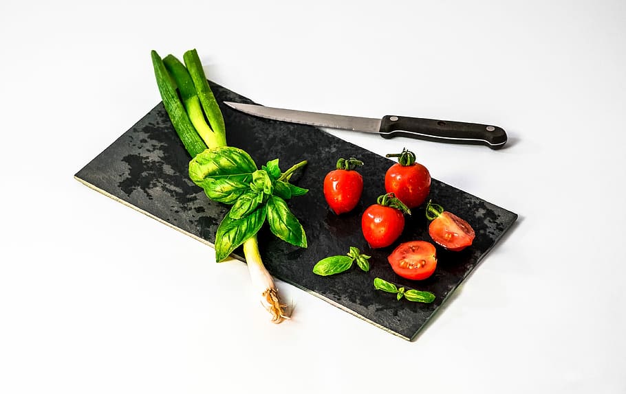 tomatoes with knife at the chopping board, food, vegetable, freshness HD wallpaper