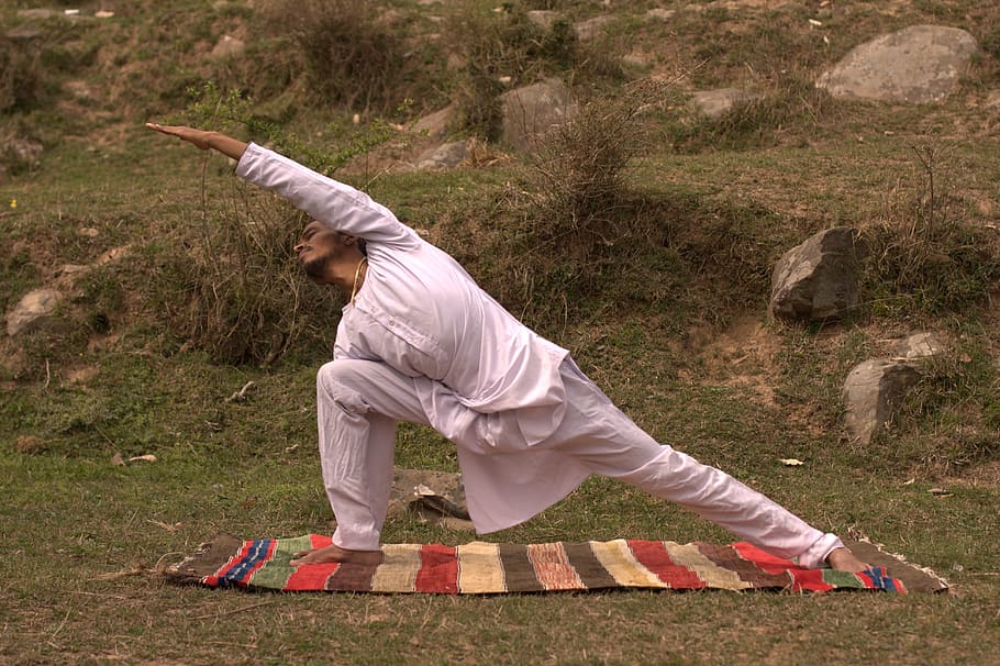 man doing yoga outdoor, yogi, exercise, health, sport, fitness, HD wallpaper