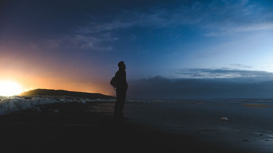 man standing on seashore facing sea, silhouette of man standing on shore HD wallpaper