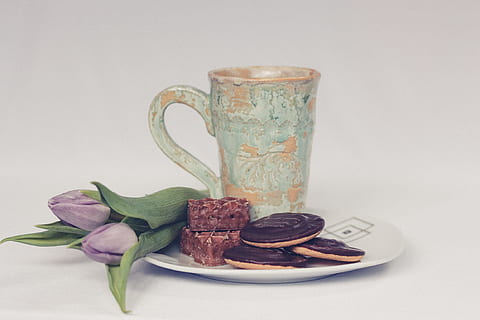 cookies beside ceramic mug, gray and brown ceramic mug, biscuits HD wallpaper