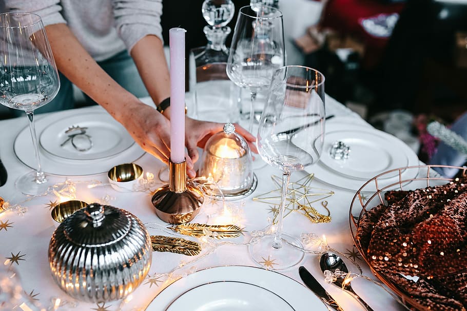 Hands Decorating Christmas Table, roses, red roses, holding hands, HD wallpaper