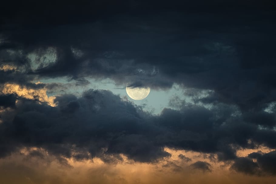 full moon and cloudy sky, full moon behind dark clouds, fullmoon, HD wallpaper