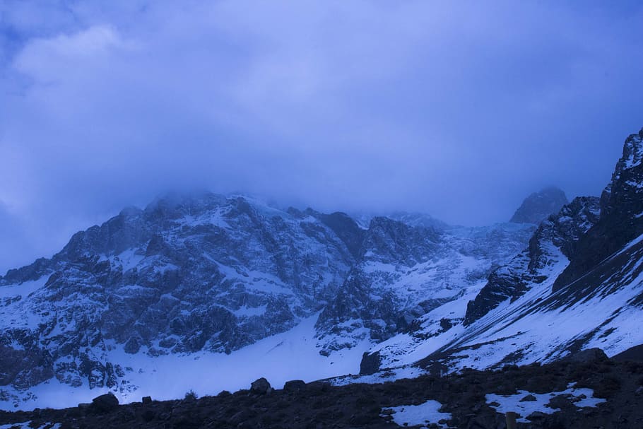 snowy rocky mountain, snowy mountain under cloudy sky during daytime HD wallpaper