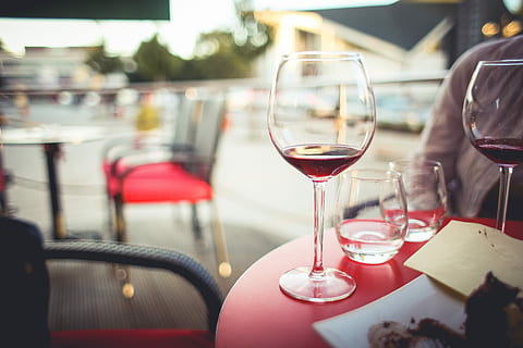Wine Session with Friends, alcohol, cafe, drinking, drinks, food HD wallpaper