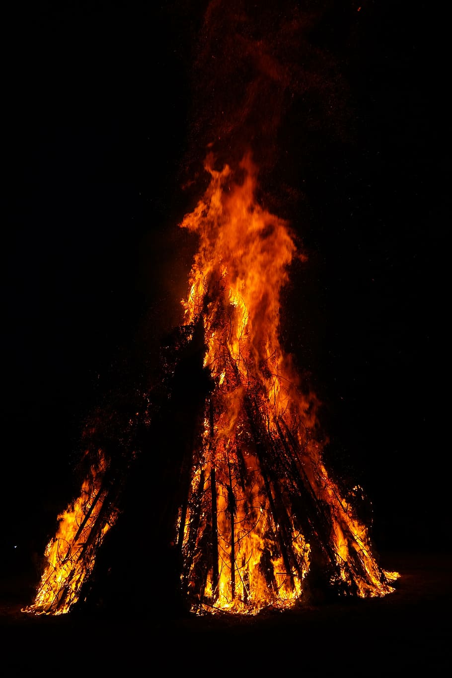 bonfire, midsummer, burn, blaze, flame, red, yellow, dark, night HD wallpaper