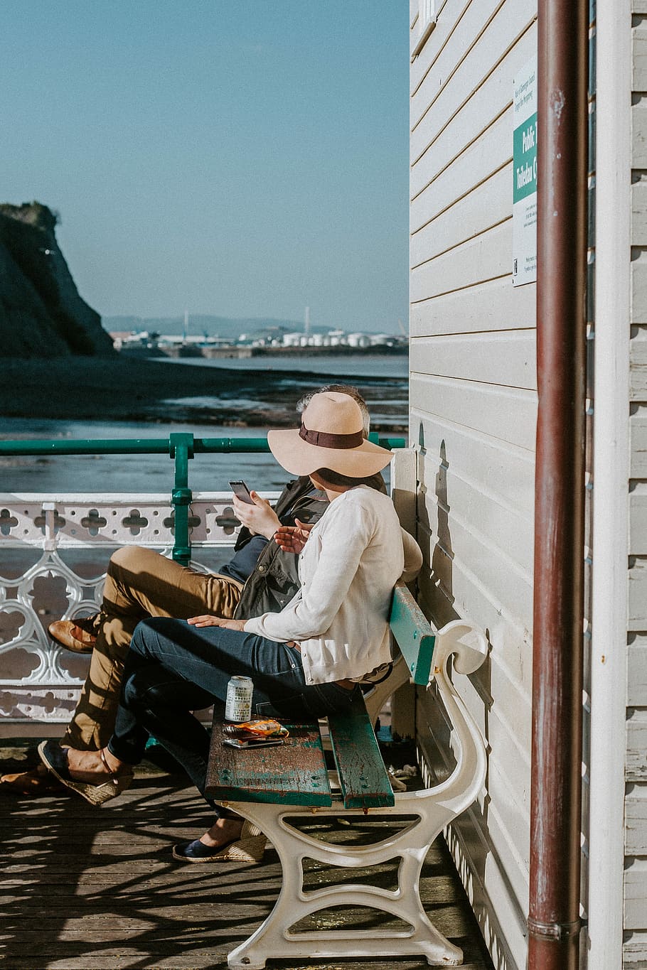 man and woman sitting on bench, two people talking while sitting on bench, HD wallpaper