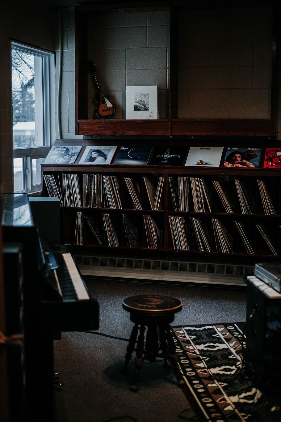 brown wooden shelf, photo of brown wooden shelf, record, vinyl HD wallpaper