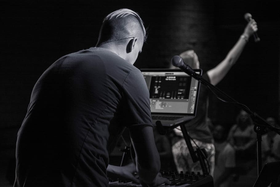Electronic Music, grayscale photography of man playing electronic keyboard HD wallpaper