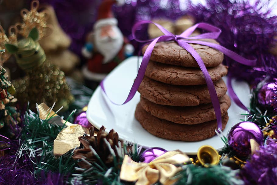 Christmas cookies, cookie on white ceramic plate, biscuit, stack HD wallpaper