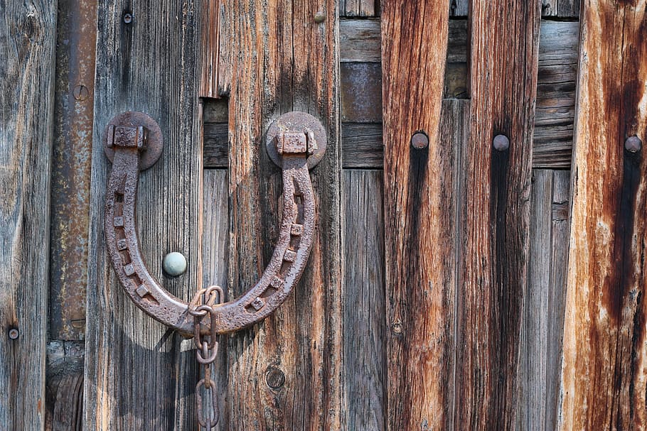 brown steel horse shoe kob, horseshoe, goal, barn, wood, door, HD wallpaper