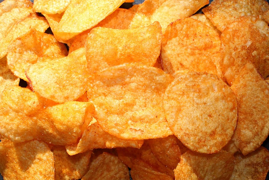 shallow focus of potato chips, unhealthy, thick, eat, snack, crispy, HD wallpaper