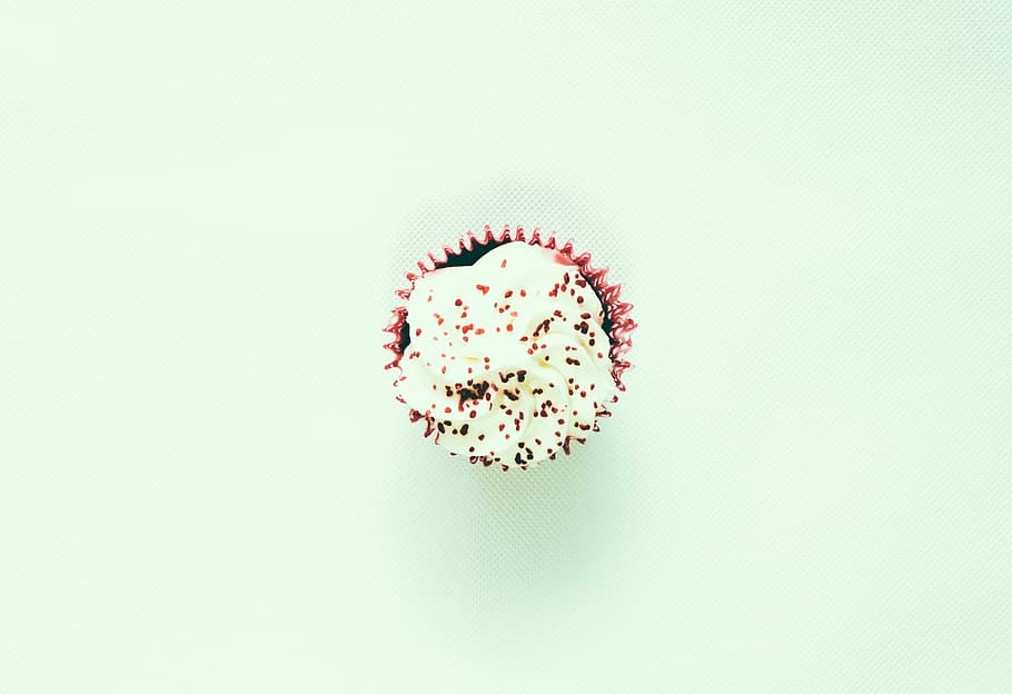 Beautiful cupcake, dessert, minimalistic, simplistic, sweet, close-up HD wallpaper