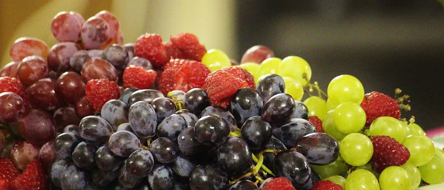 shallow focus photography of grapes and raspberries, fruit HD wallpaper