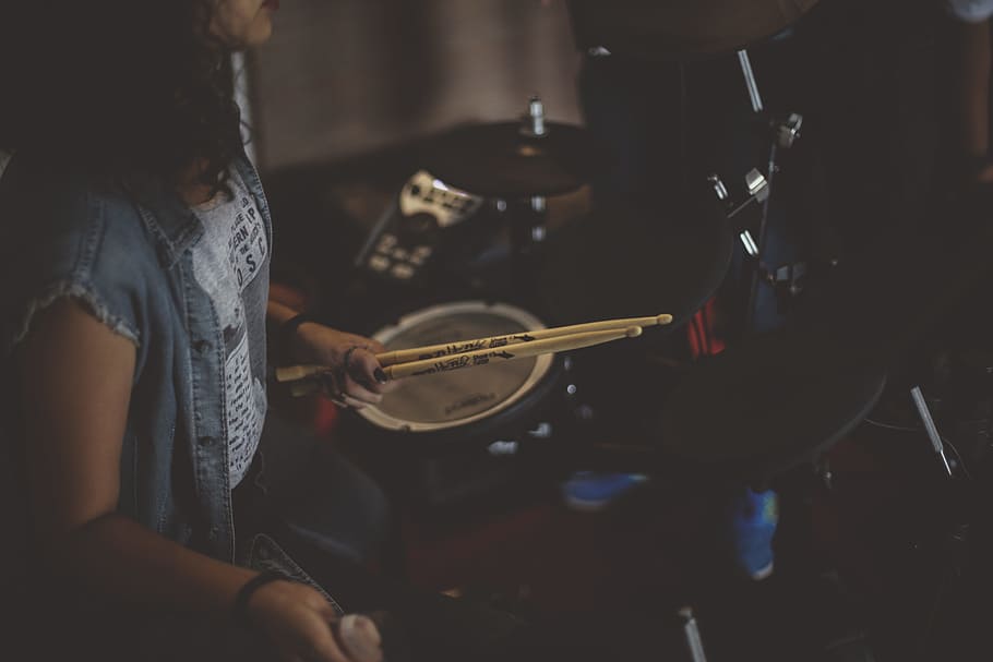 woman carrying drums sticks, woman playing drums, woman in blue HD wallpaper