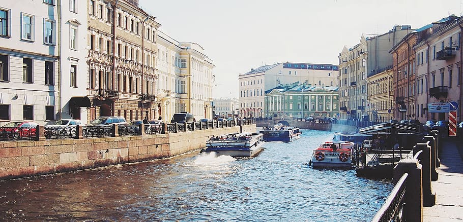 ferries maneuvering on canal between buildings during daytime, HD wallpaper