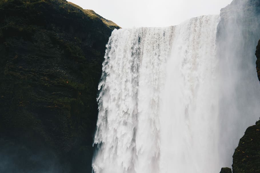 Skogafoss waterfalls low-angle photography at daytime, waterfalls surrounded by cliff HD wallpaper
