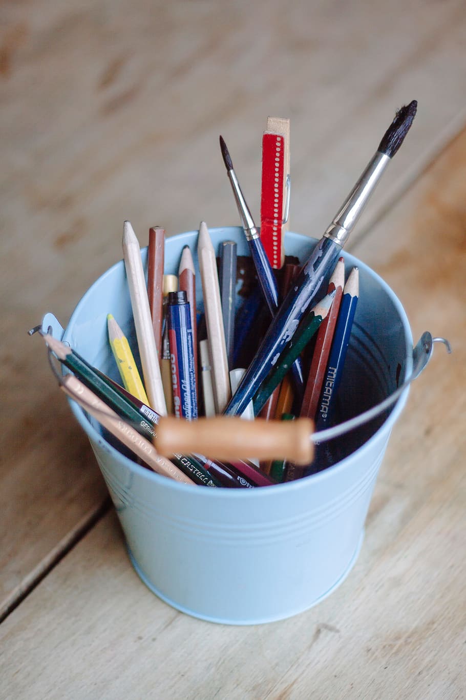 Bucket with stationery, objects, pencil, wood - Material, education HD wallpaper