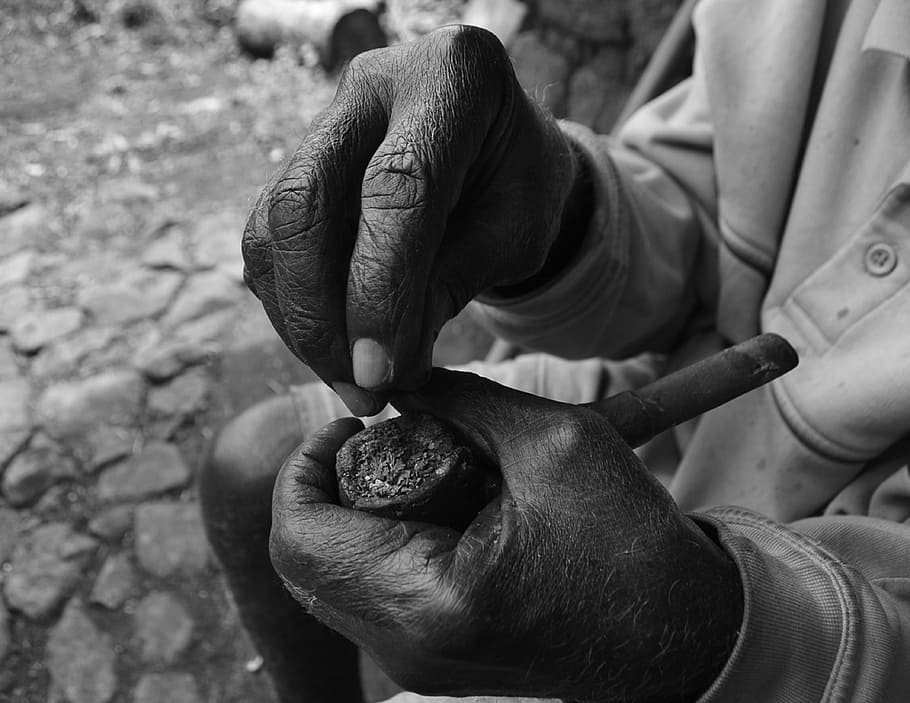pipe, tobacco, hand, human hand, real people, one person, focus on foreground HD wallpaper