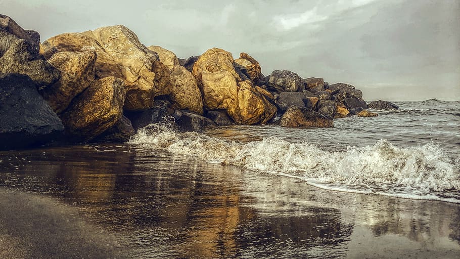 brown rock formation near body of water, beach, rocks, sky HD wallpaper