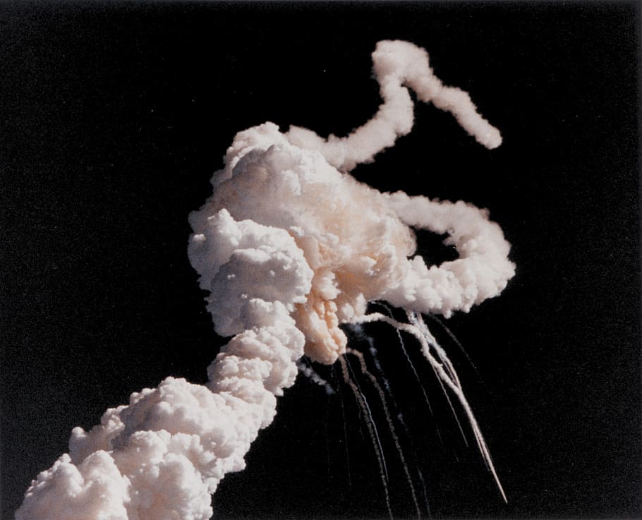 white smoke during night time, challenger, explosion, space shuttle HD wallpaper