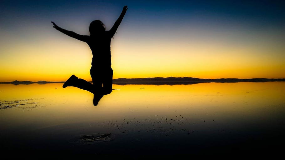 silhouette photo of person jumping near body of water, holly HD wallpaper