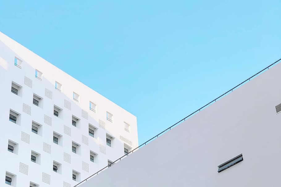 white concrete building, worm's-eye view photography of white concrete building under clear sky HD wallpaper