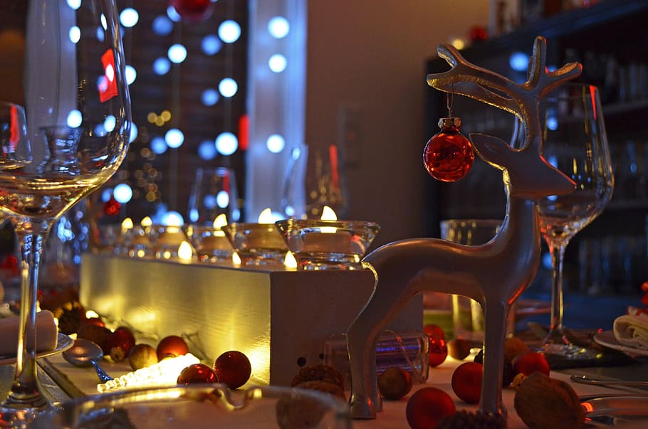 red ornament on brown deer figurine, table decoration, table decorations HD wallpaper