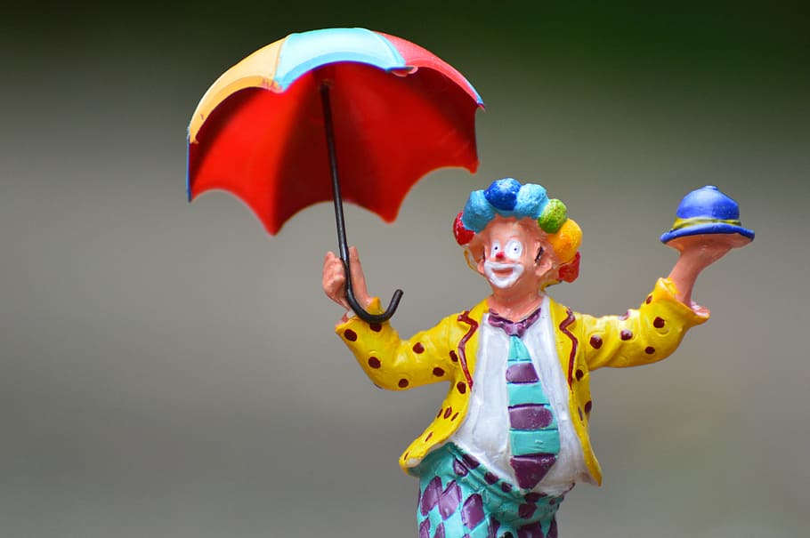 clown holding umbrella ceramic figurine, funny, screen, cute HD wallpaper
