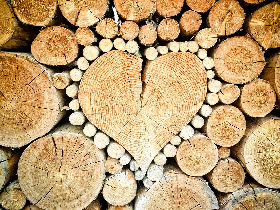 wood logs forming heart wallpape, combs thread cutting, wood pile HD wallpaper