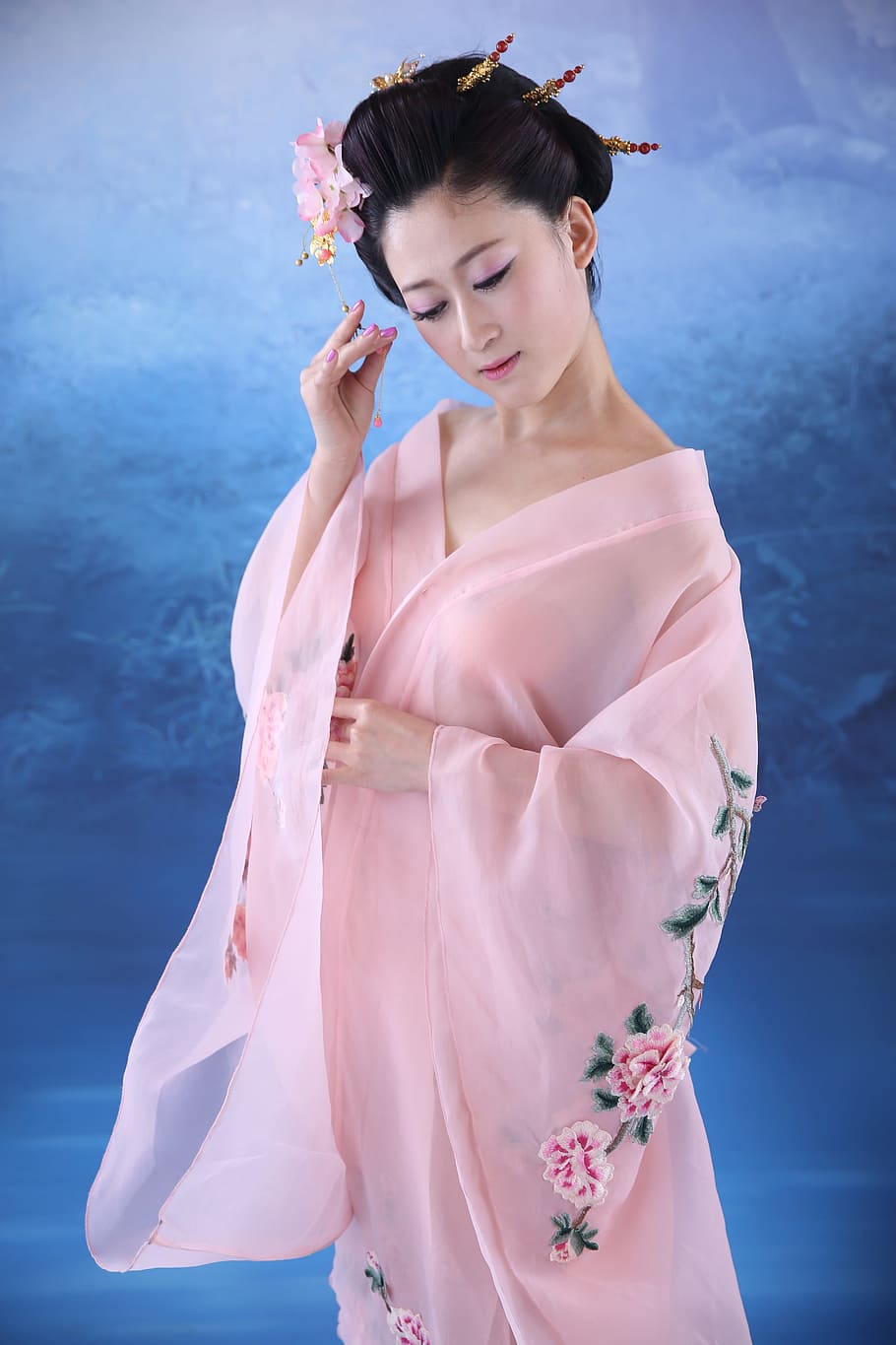 geisha taking picture, meticulous, retro, material, beautiful woman HD wallpaper