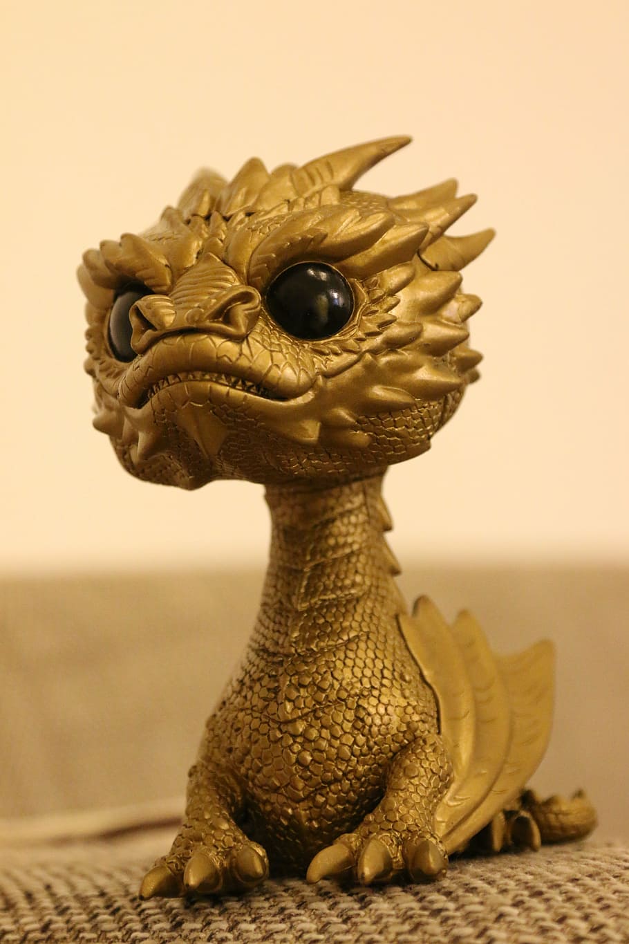 gold dragon figurine on gray textile, smaug, the hobbit, funko, HD wallpaper