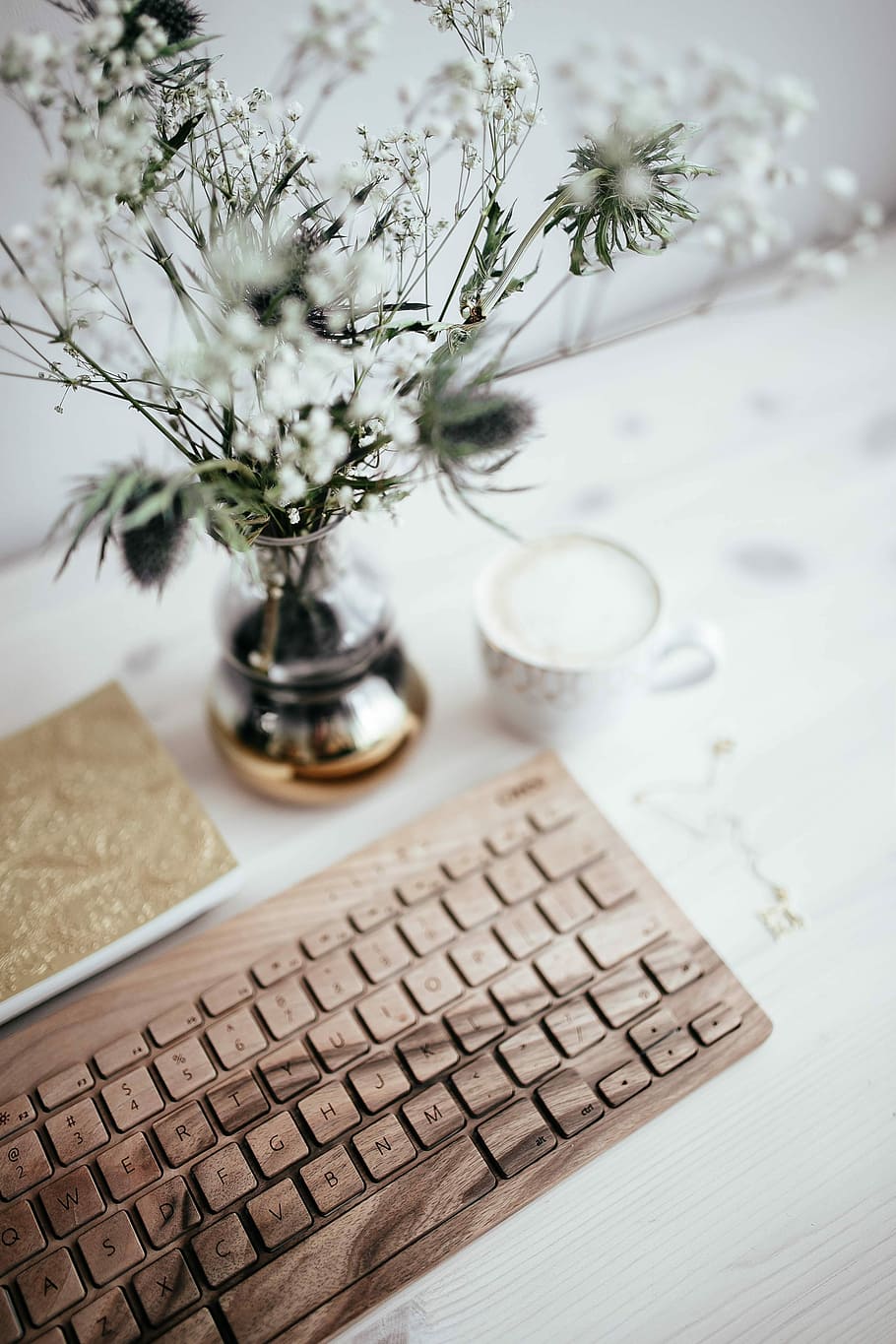 Wooden keyboard and cup of coffee, technology, desk, oree, cappucino HD wallpaper