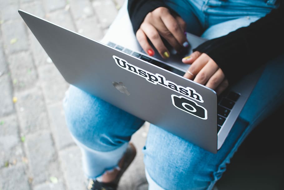 person holding gray laptop, person using silver MacBook on lap HD wallpaper