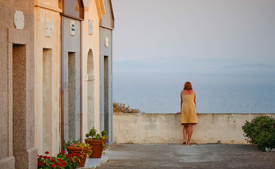 woman standing in front on wall, building, architecture, stone HD wallpaper