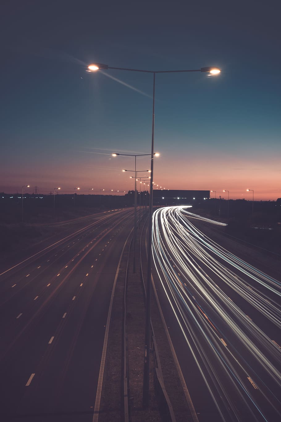 timelapse photography of road with street lights, time lapse photography of southbound and northbound way HD wallpaper