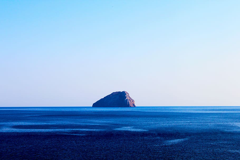 island between on calm body of water, boats, ocean, rocks, sea HD wallpaper