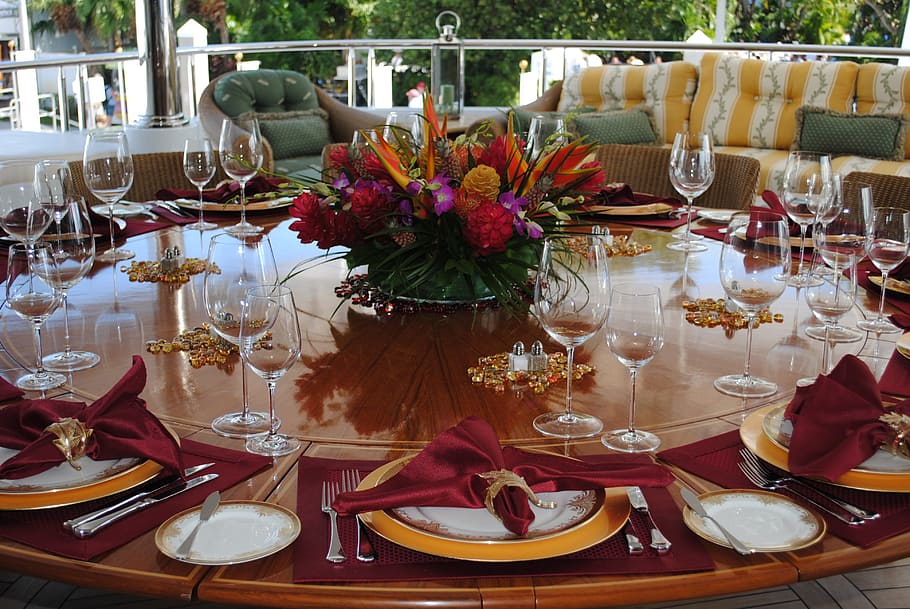 table with wine glasses and plates, table setting, place setting