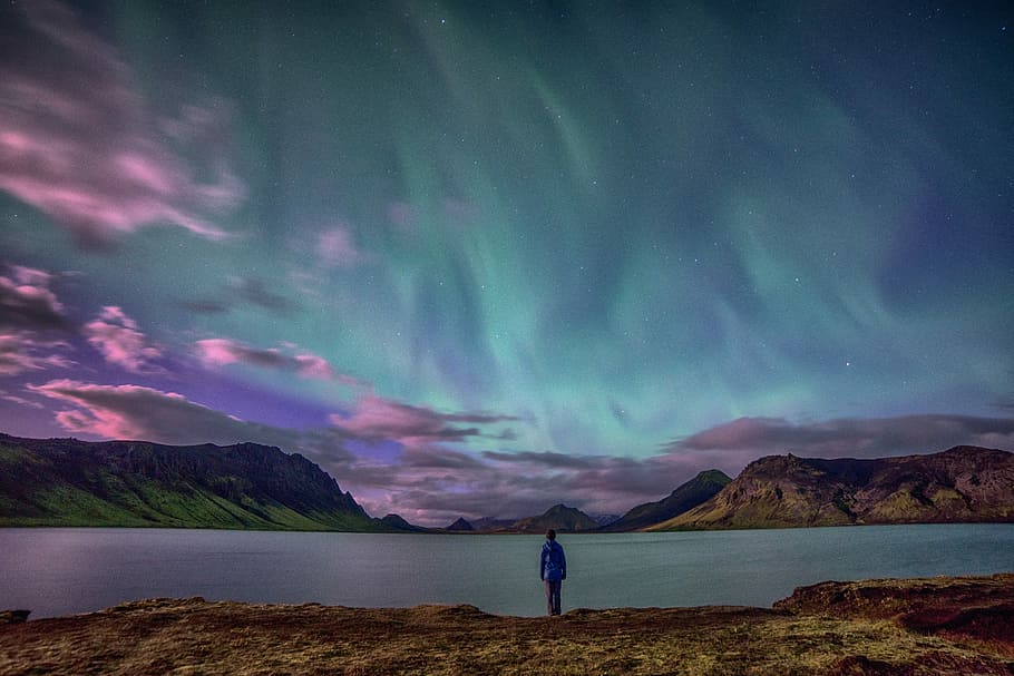 person standing front of body of water, person standing in front of lake watching Aurora event, HD wallpaper