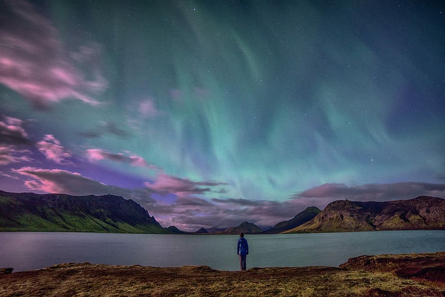 person standing front of body of water, person standing in front of lake watching Aurora event HD wallpaper