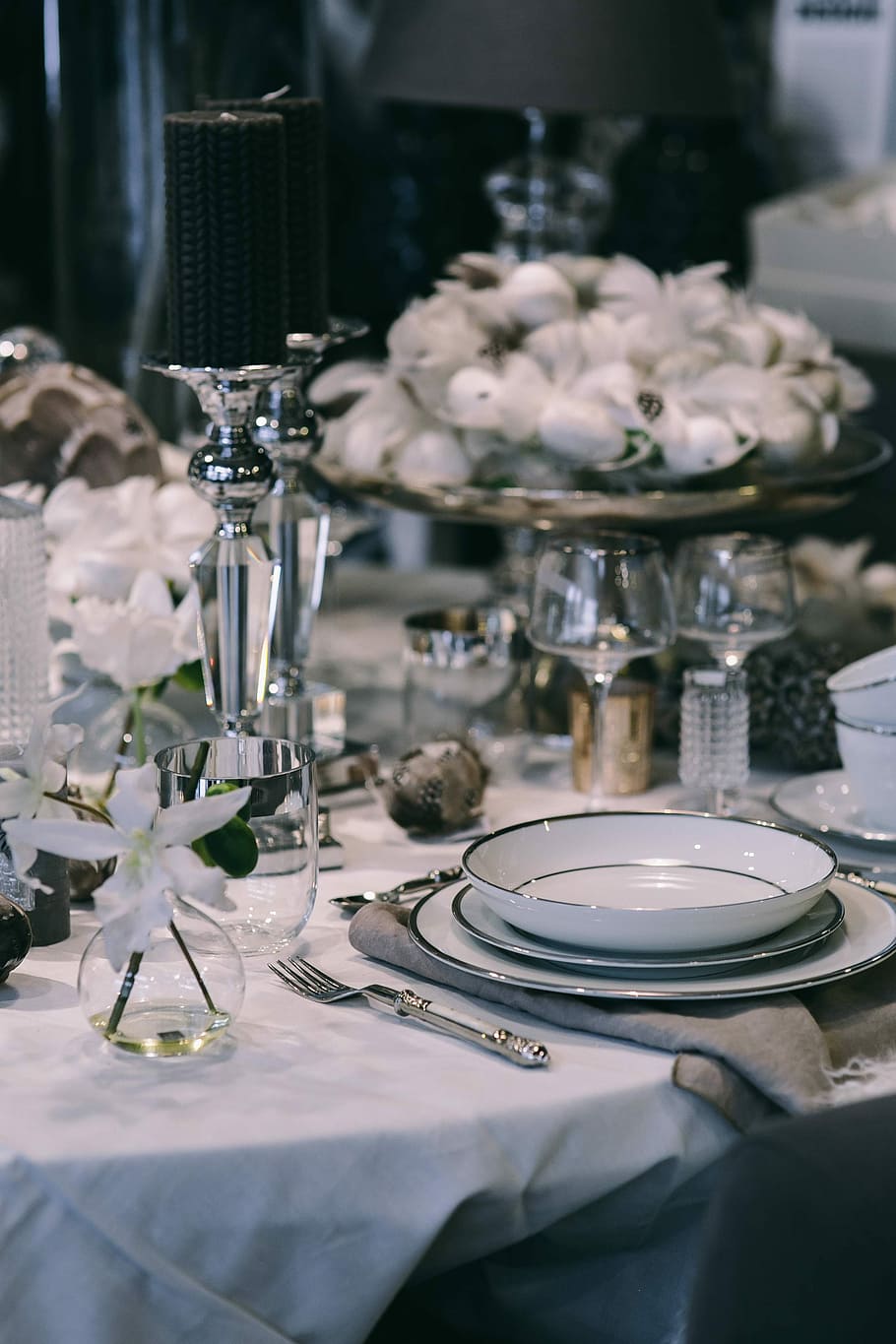 Fancy restaurant dinner table decorated with quail eggs and feathers, HD wallpaper