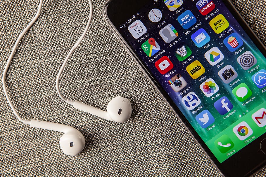 Close up shot of the mobile iPhone 6 smartphone and Apple earphones, HD wallpaper