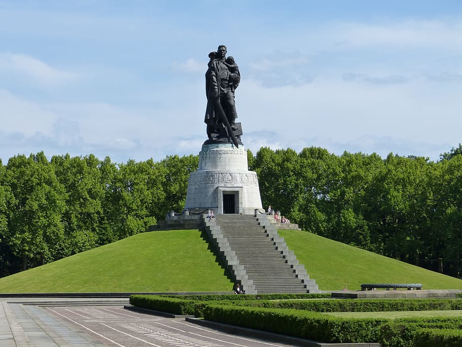 Berlin, Soviet, Monument, statue, famous Place, sky, sculpture, HD wallpaper
