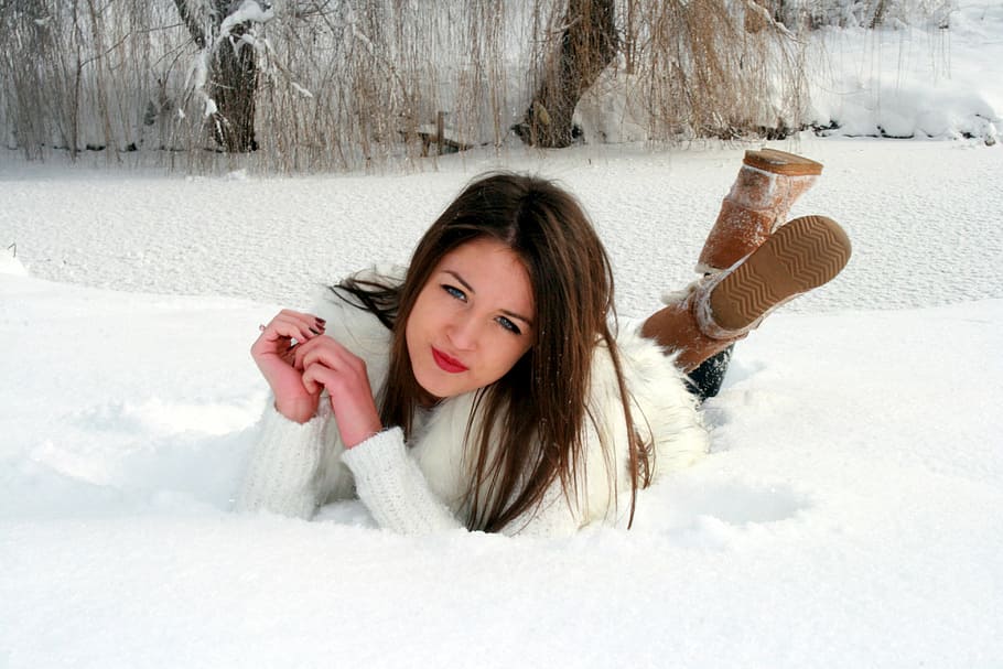 25+ Poses Your Personal Photographer Can Capture in Winter Only |  Localgrapher