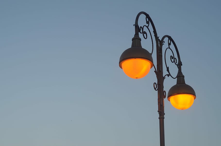 Rule of third, street light with orange bulb, lantern, black and white HD wallpaper